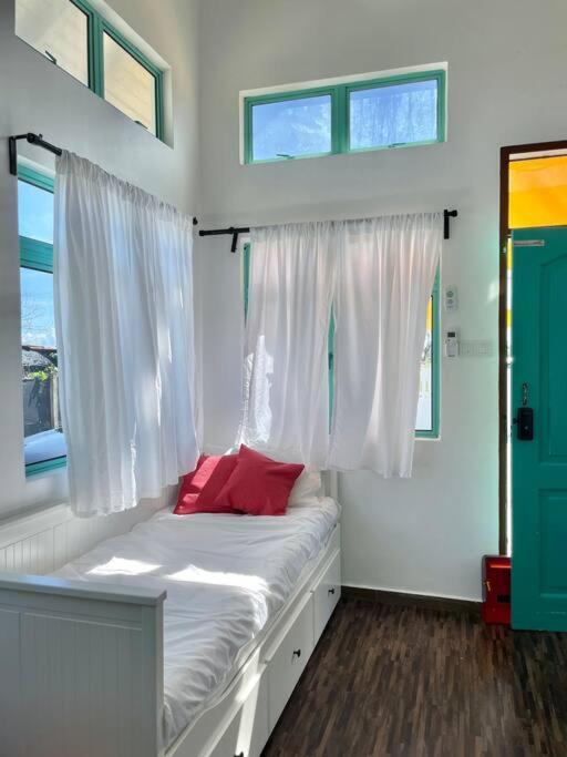הוילה Kampong Nail Sea Kecil Tiny House Near Jetty Of Kuala Besut מראה חיצוני תמונה