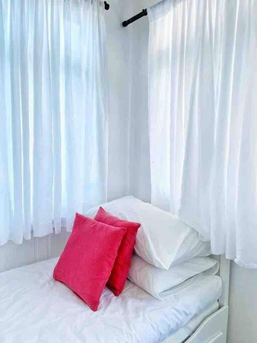 הוילה Kampong Nail Sea Kecil Tiny House Near Jetty Of Kuala Besut מראה חיצוני תמונה
